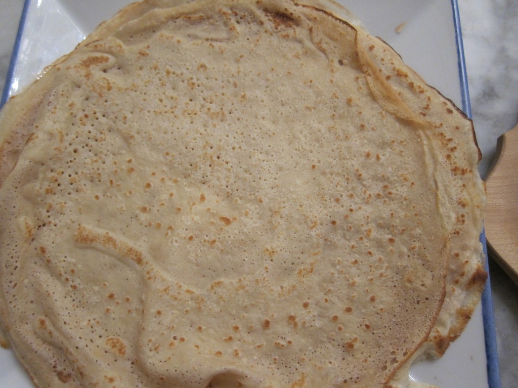 Crêpes farcies aux épinards et aux œufs brouillés au fromage