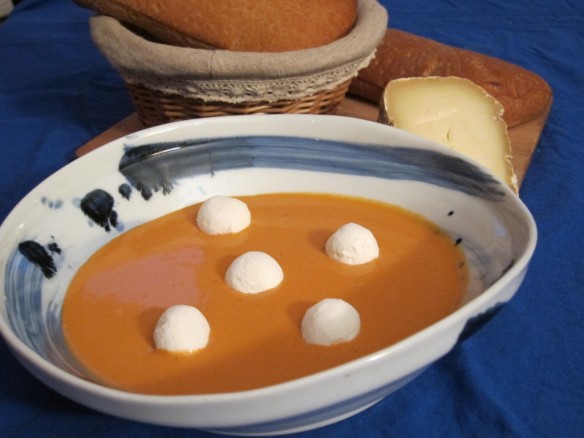 Soupe Froide de Tomates et Billes de Chèvre