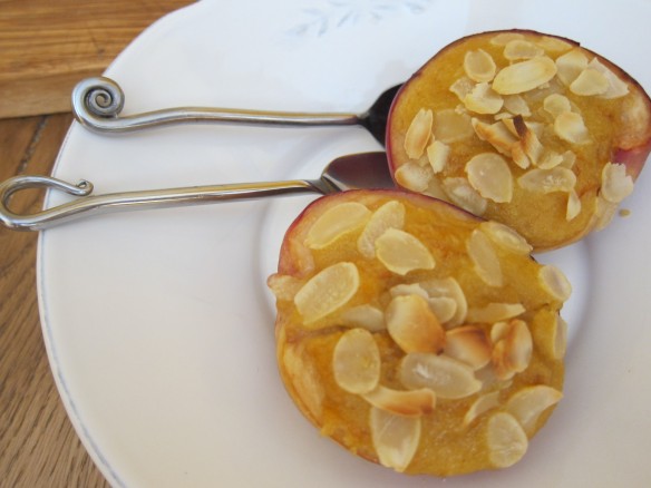 Peaches stuffed with Almonds