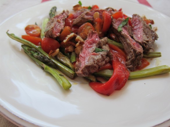 Bavette Grillée sur Poivrons et Asperges, Sauce Catalane