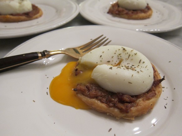 Oeuf Poché sur Tarte Fine à l'Oignon