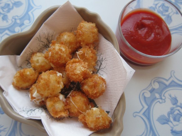 Fried Mozzarella Balls with Red Sauce