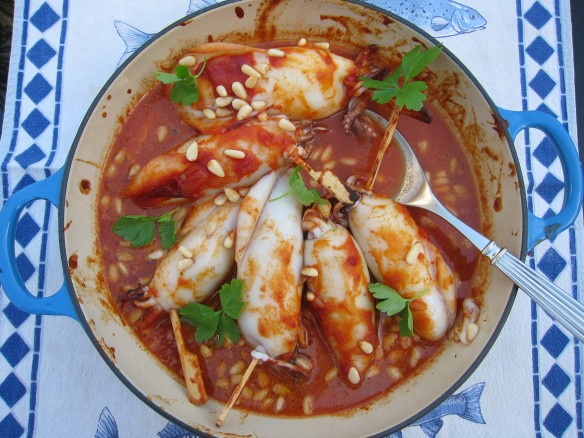Calamars Farcis avec Sauce Tomate et Pignons de Pin, façon Portugaise