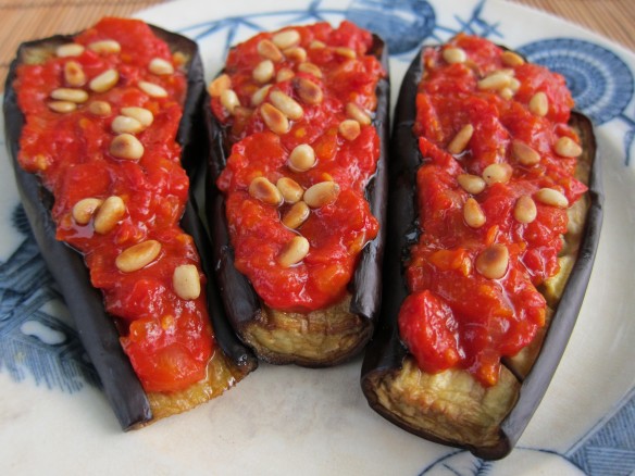 Aubergines Grillées, Tomates et Pignons