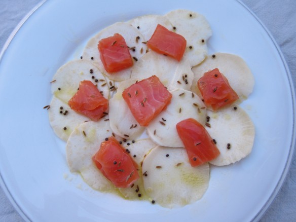 Dos de Saumon Fumé, Radis Noir et Vinaigrette Sésame